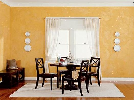 Escolha um acabamento faux com cor lavada ao pintar uma sala decorada com estilo nostálgico