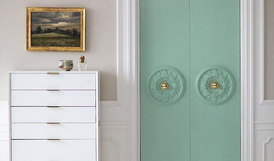 Pinte os painéis das portas do armário em um tom contrastante