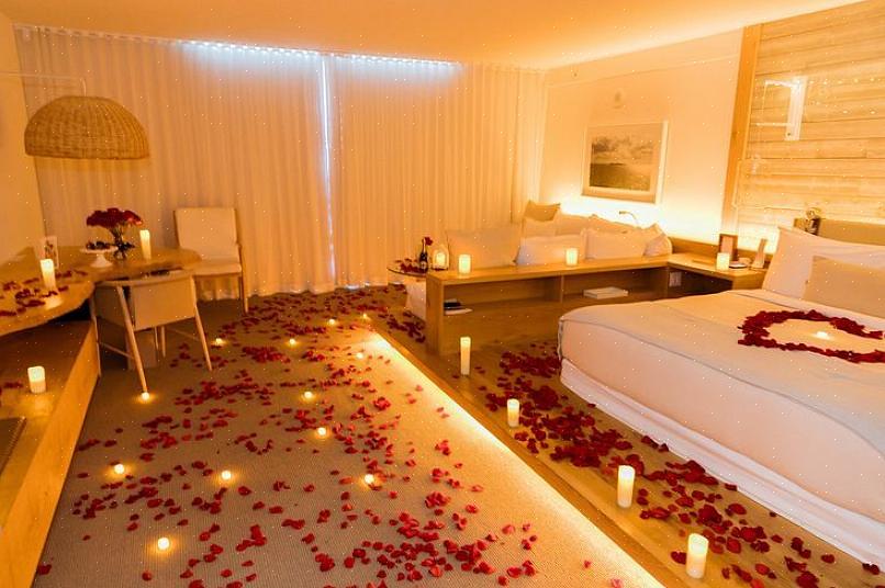 Uma noite em um quarto de hotel romântico pode ajudá-lo a criar uma nova centelha em seu relacionamento
