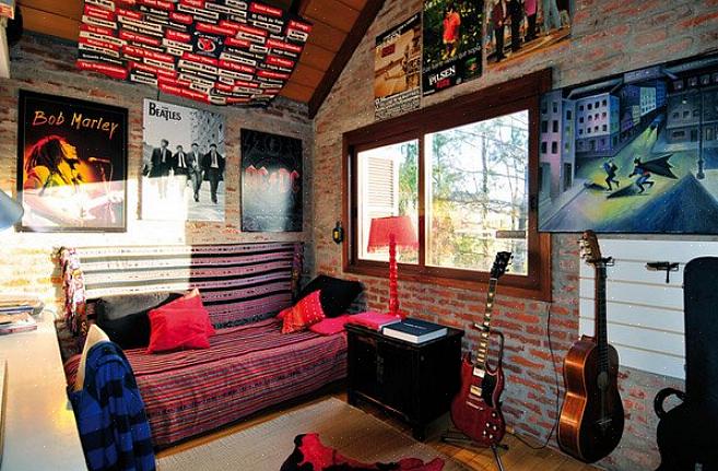 Aqui estão algumas maneiras de decorar uma sala com o tema dos Beatles em mente