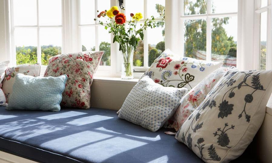 Você também pode tornar a almofada do assento da janela ainda mais atraente costurando fronhas