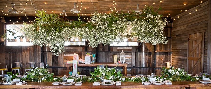 Você não precisa de um florista para fazer bolas de flores penduradas para o seu casamento