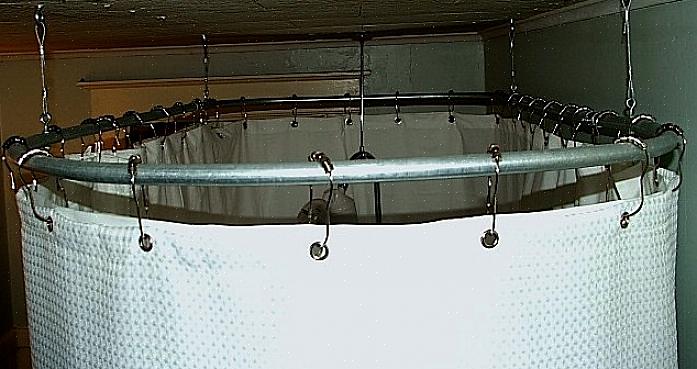 Por meio do método engenhoso de adicionar uma cortina de chuveiro circular ao redor da banheira