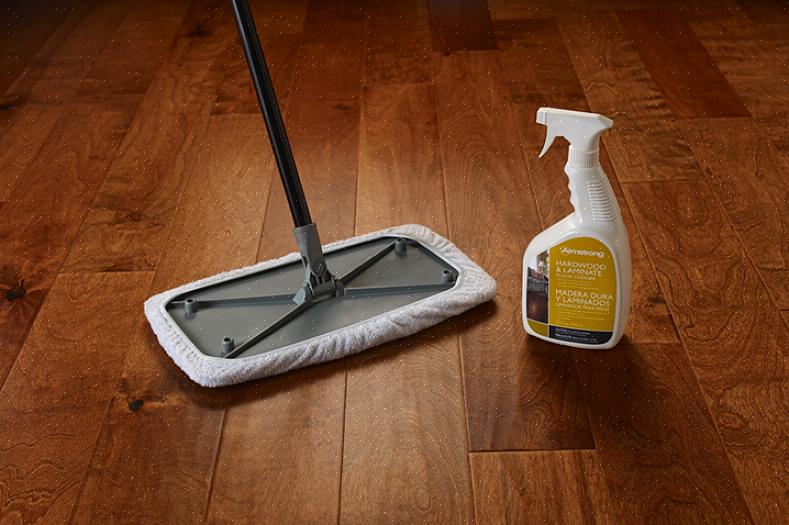 Certifique-se de esfregar o chão exatamente na mesma direção das costuras do chão
