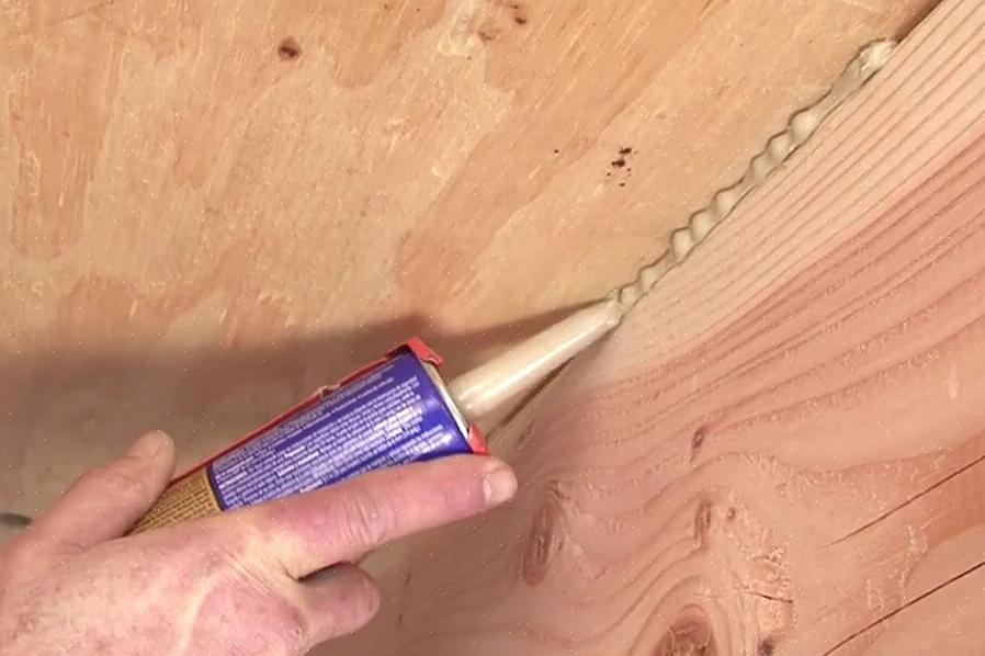 O que você vai querer fazer é aplicar uma camada grossa nas placas de madeira que estão causando os rangidos