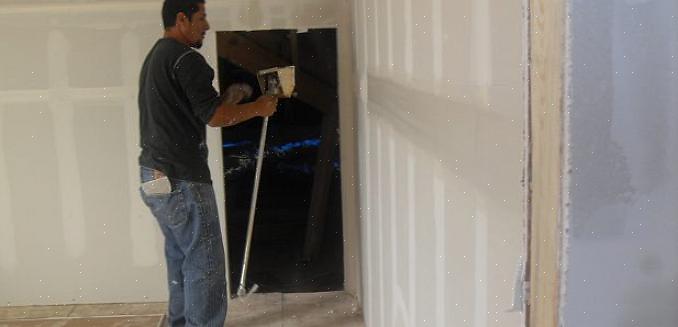 Basta pegar o pedaço de drywall recém-cortado