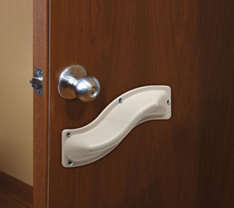 O travão de porta deve estar localizado próximo ao local onde a porta é aberta