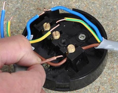 Verifique a tomada ou dispositivo ao qual os fios emendados estão conectados com o testador elétrico