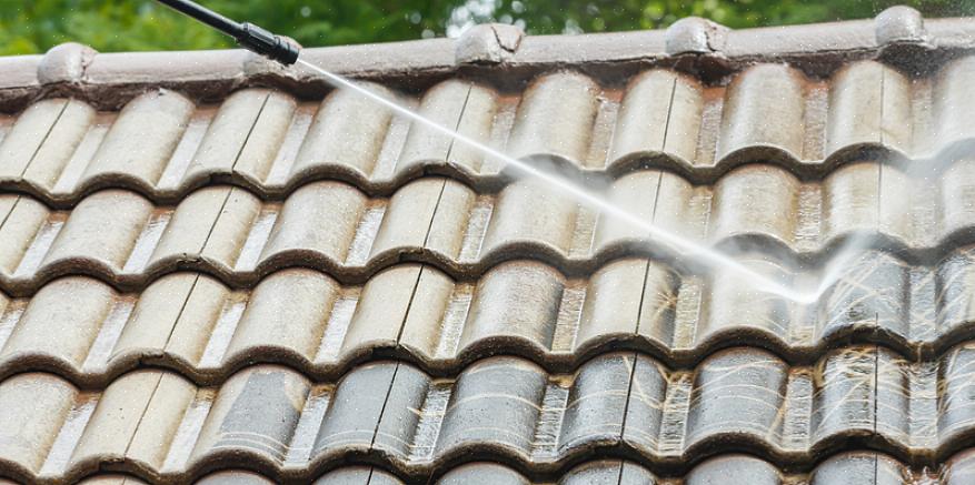 Um Roof Raider ou outros produtos especificamente projetados para a limpeza de telhas de argila