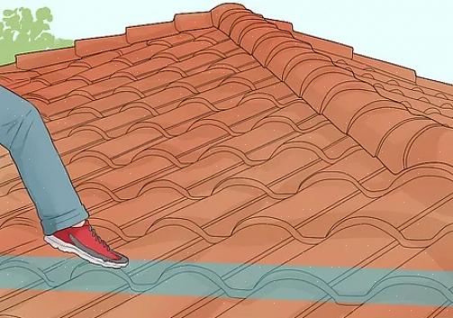 Certifique-se de que não pisa nas telhas molhadas com o produto para limpeza de telhados