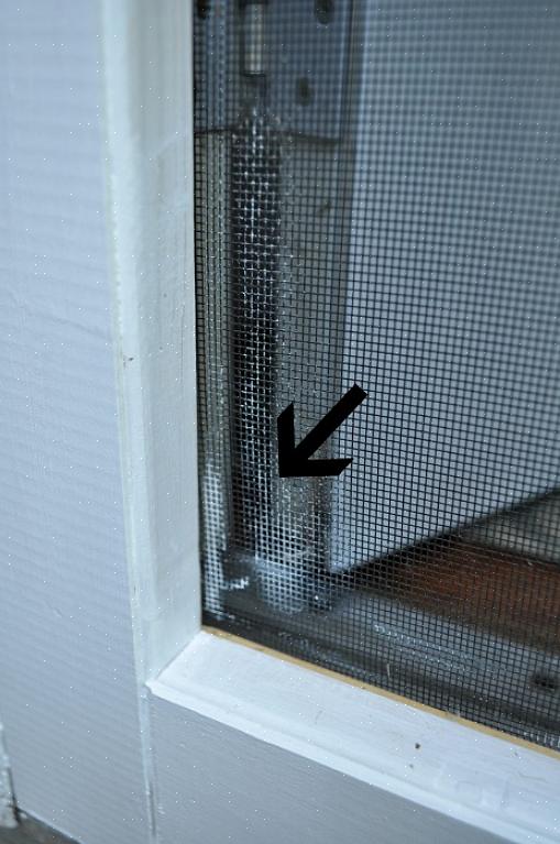 A maioria das telas de janela tem um mecanismo que a libera da moldura da janela