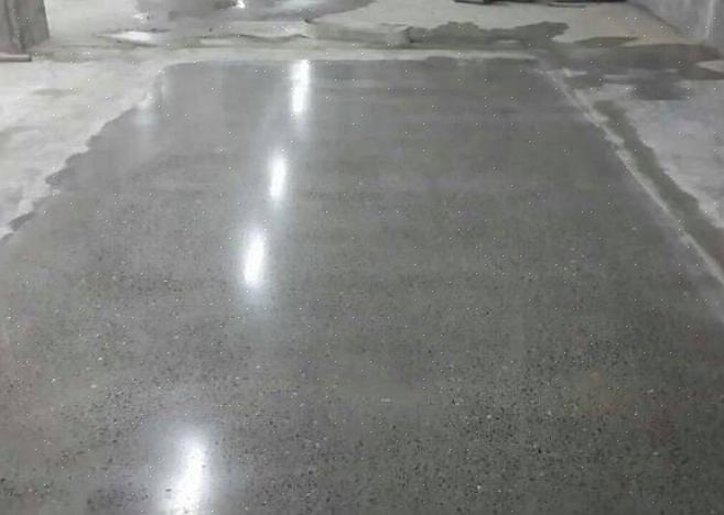 Use um rolo de pintura para aplicar o selante de concreto em toda a superfície do concreto