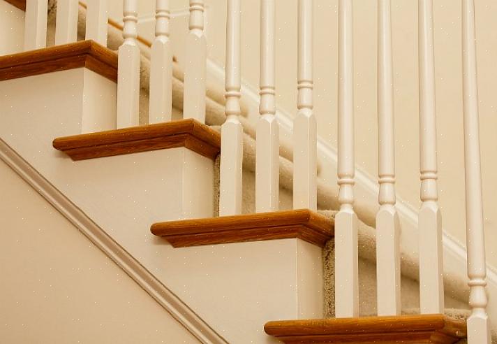 Você pode cobrir totalmente as escadas com o corrimão de plástico ou definir uma largura específica
