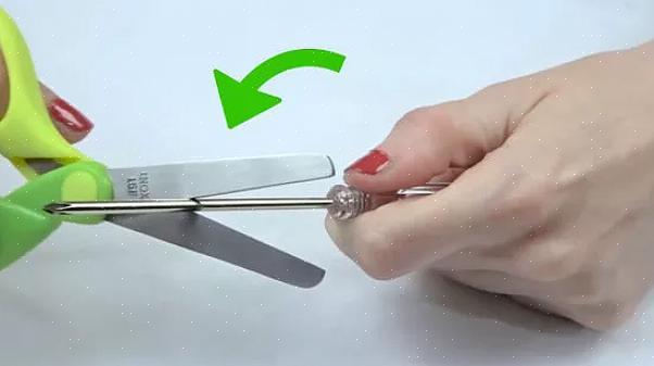 Afie a tesoura usando papel alumínio