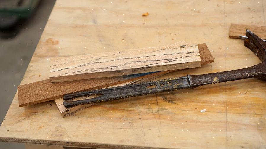 Pegue a madeira que você acabou de marcar para girar o cabo do martelo