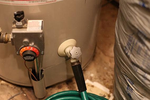 A válvula de drenagem de um tanque de aquecedor de água não é semelhante à válvula de drenagem doméstica