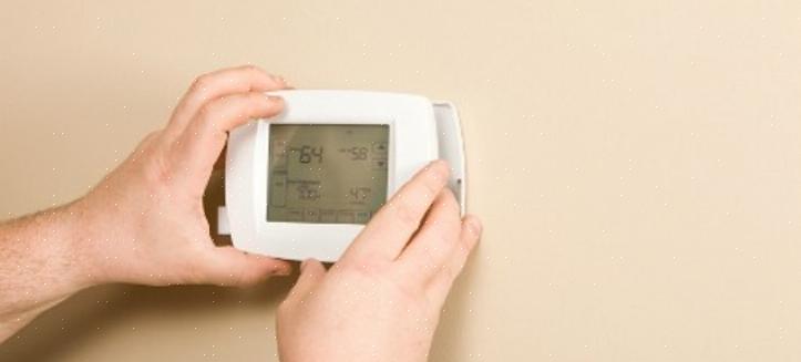 Certifique-se de nivelar os fios enquanto passa pela base do novo termostato digital programável