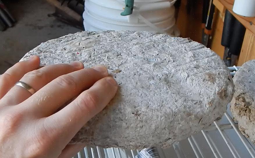 A primeira maneira de criar um pedaço de papel picado é enrolar um pedaço de pano de algodão ou outro tecido