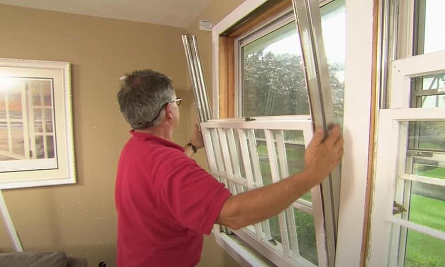 Passe uma lâmina ou faca ao redor da moldura da janela onde a moldura da janela encontra a parede