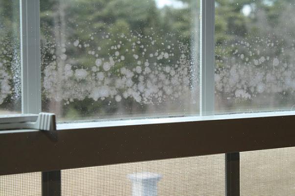 Uma vedação de janela quebrada é evidente quando você vê condensação
