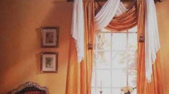 Você também pode usar uma haste de espuma coberta com tecido para ajudá-lo a gerenciar o lenço de janela