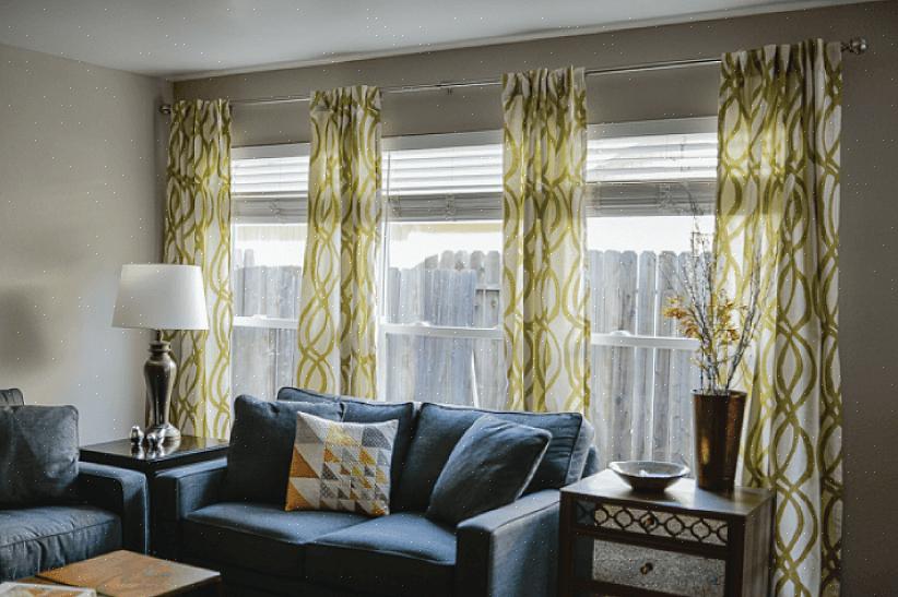 A maneira mais fácil de usar cortinas é enrolá-las artisticamente por meio de hastes
