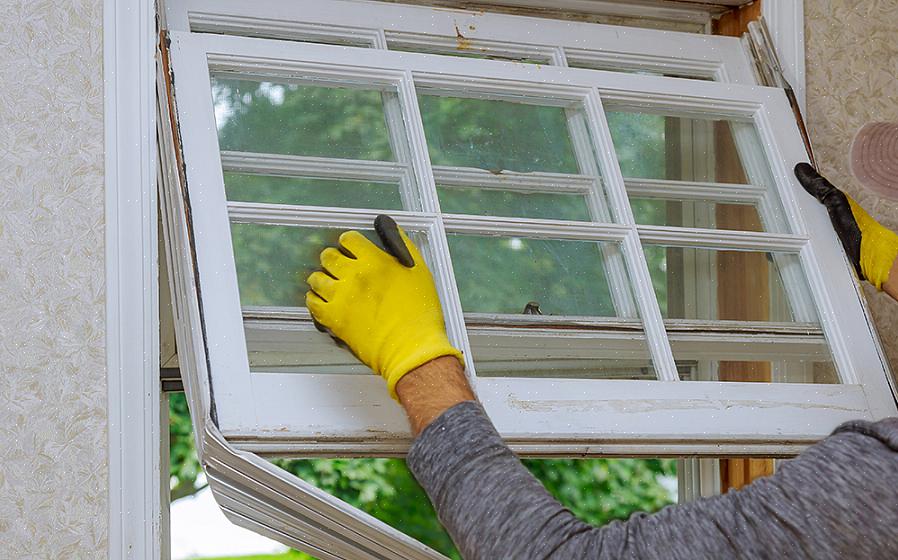 Meça cuidadosamente a moldura da janela para se certificar de que o painel da janela se encaixará