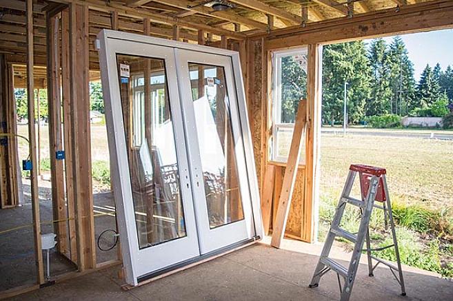 A primeira coisa que você precisa fazer ao instalar uma porta francesa é medir a abertura da porta