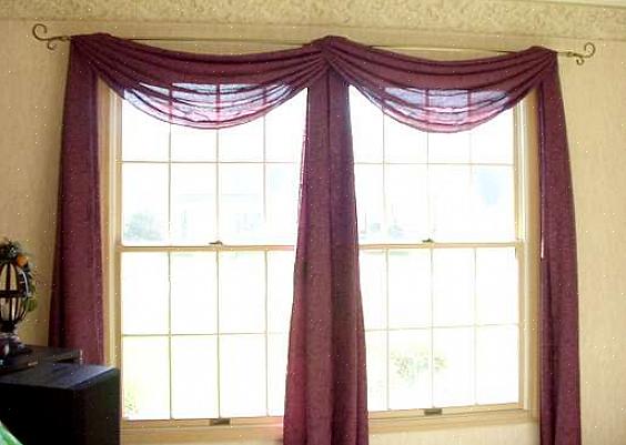 Você pode usar o varão de cortina existente ou instalar suportes decorativos