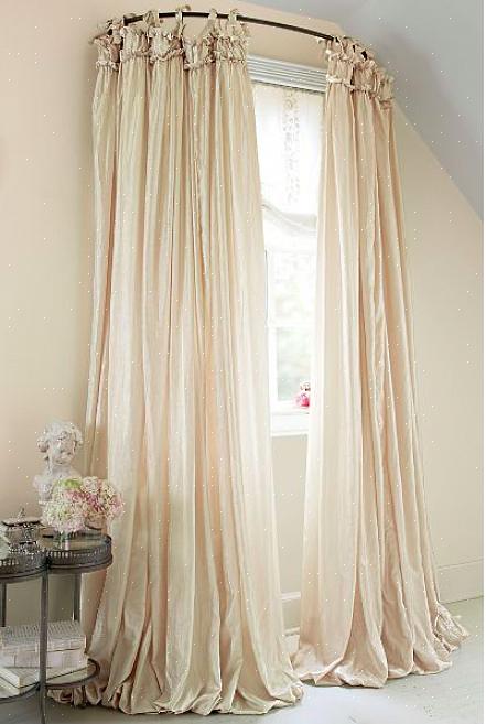 Use as tiras para amarrar a cortina no lugar