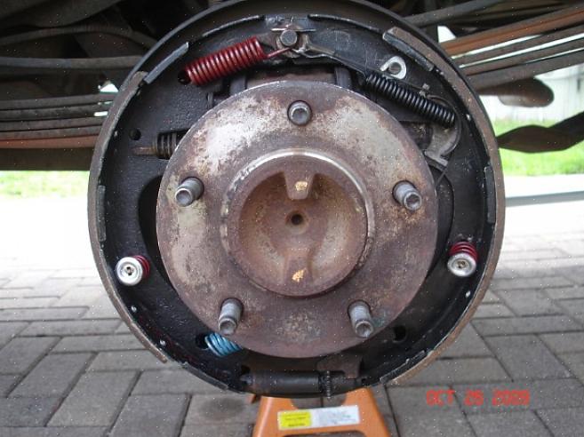 O freio a disco traseiro para ou diminui a rotação de uma roda traseira usando um rotor