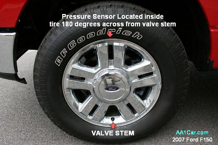 Um sensor do sistema de monitoramento da pressão dos pneus (TPMS) é um sensor dentro de cada um dos pneus