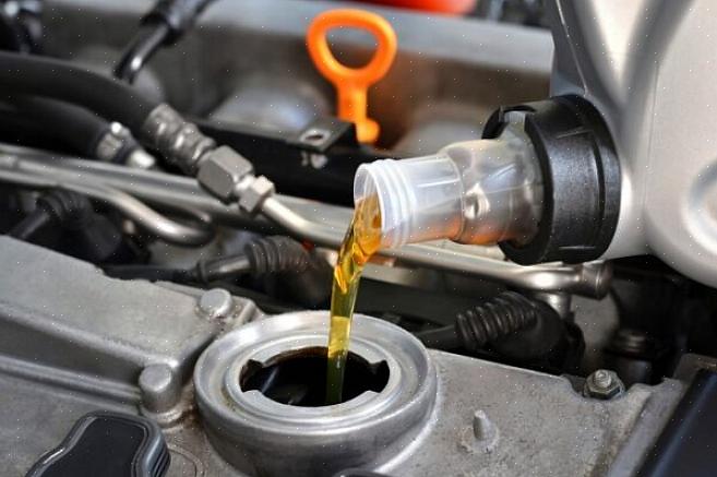 Encontre o bujão de drenagem de óleo sob seu carro