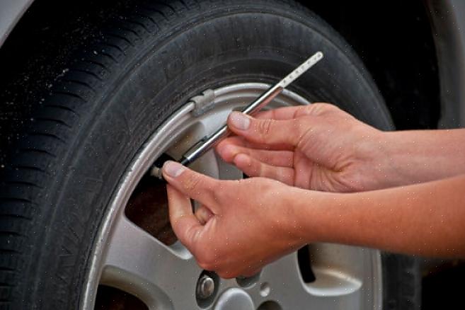 Coloque o medidor de pressão do pneu uniformemente na haste da válvula