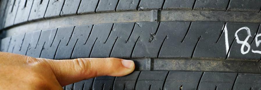Observar os padrões de desgaste da banda de rodagem do pneu permitirá que você determine a causa