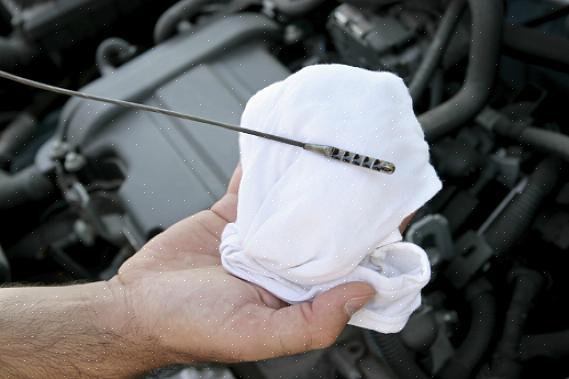 Mais fácil passo para cuidar do seu carro é adquirir o hábito de verificar o seu próprio óleo