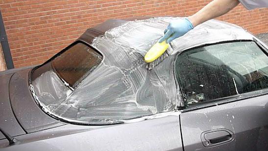 É melhor lavar o carro no início da manhã ou no final da tarde