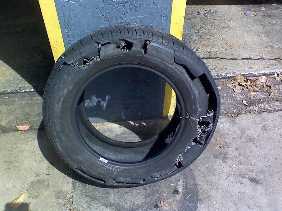 O código de classificação de velocidade geralmente estão gravados na parede lateral do pneu