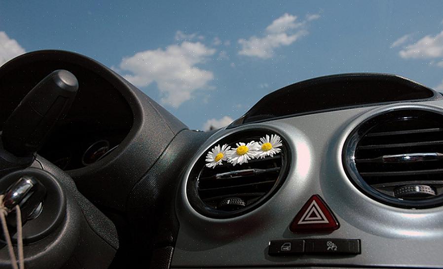 Aqui estão as coisas que você deve fazer para se livrar do cheiro de mofo em seu carro