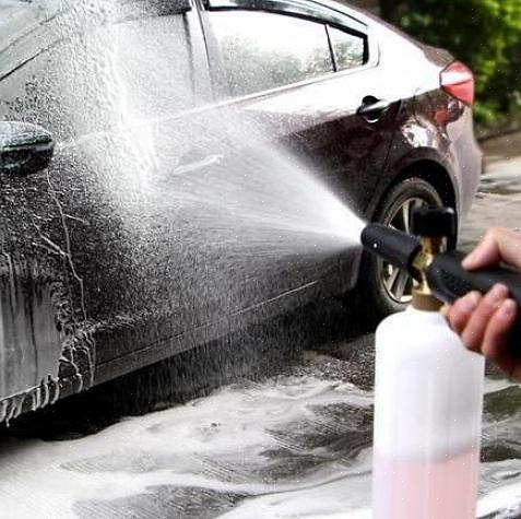 Você também pode usar água morna para garantir que as partículas sejam removidas da superfície do carro