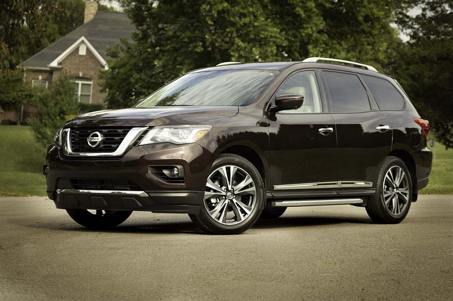 Um Nissan Pathfinder precisa ser verificado por um mecânico da Nissan toda vez que atinge 3.750 milhas