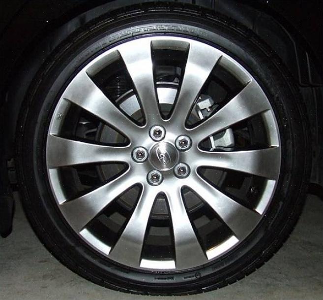 O adaptador de roda funciona como um adaptador de parafuso para os pneus de um veículo