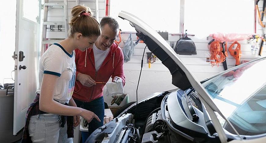 Essas informações podem ser encontradas na borda da porta dianteira do motorista ou embaixo do próprio capô