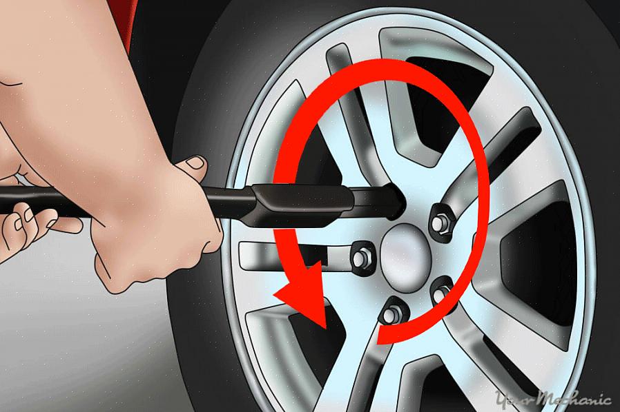 Você precisará remover a tampa do cubo que cobre as porcas das rodas do carro