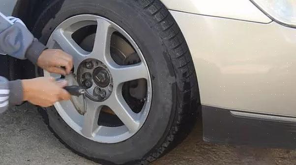 Afrouxar as porcas do pneu do carro é relativamente fácil