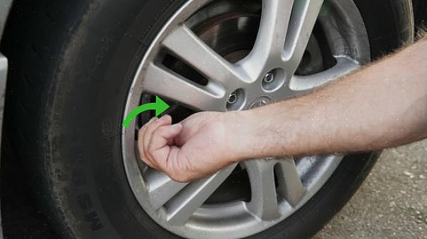 Para encontrar a pressão adequada dos pneus para o seu veículo