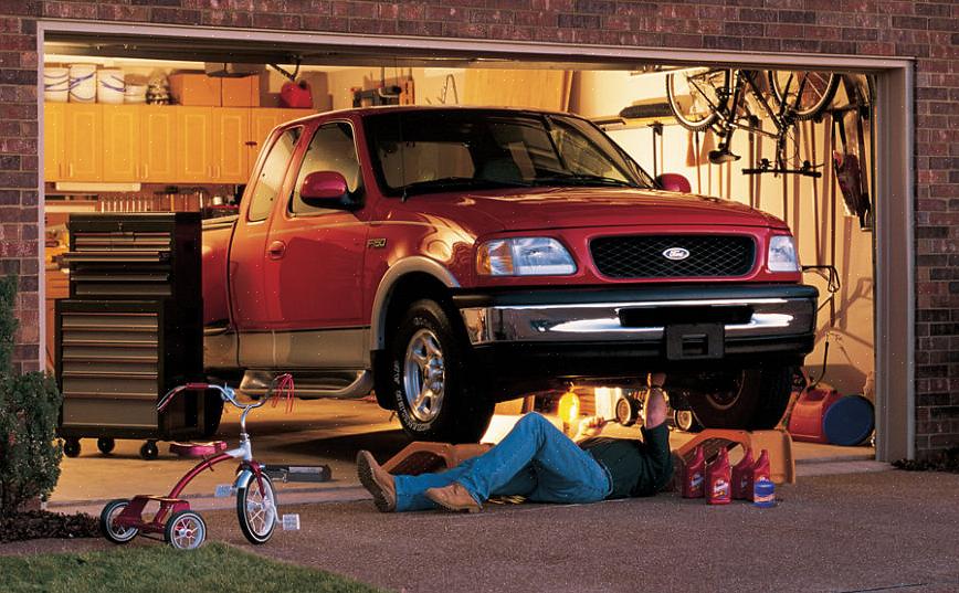 O recipiente que você usou para drenar o óleo de motor antigo deve ser hermeticamente fechado