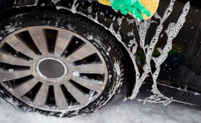 Veja como você pode remover as manchas de alcatrão do seu carro