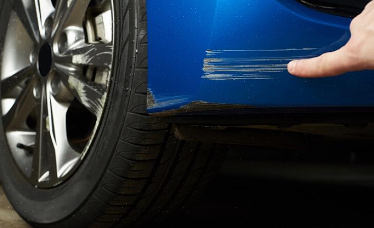 Uma cera de carro de alta qualidade também remove arranhões finos