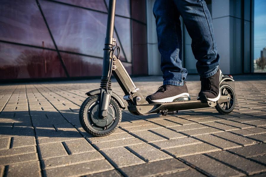 Você só precisa aprender algumas coisas básicas para pilotar uma scooter corretamente